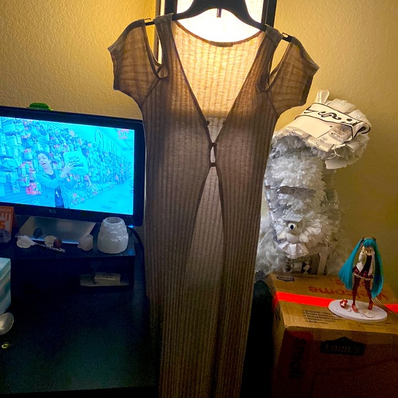 I’m selling this cardigan that is off the shoulder - Picture 1 of 2